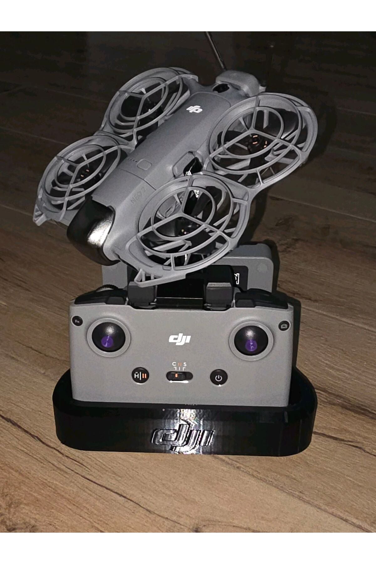 DJI Neo 2 Uyumlu Drone, Kumanda ve Şarj İstasyonu ve Sergileme Standı Kumanda ve Batarya Organizeri