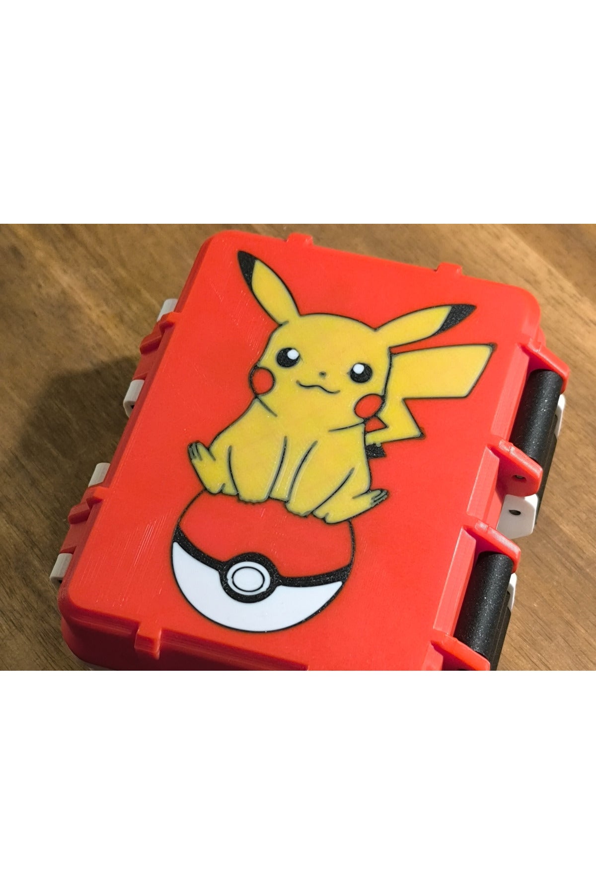 Pikachu Kabartmalı Zırhlı Pokemon Kart Kutusu - Koruyucu Kılıflı (Sleeve) Kartlara Uyumlu Kilitli Deck Box