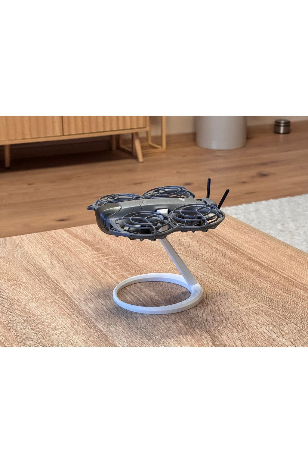 DJI Neo 2 Dekoratif Masaüstü Standı ve Drone Tutucu - Pervane Korumalı Minimalist Organizer