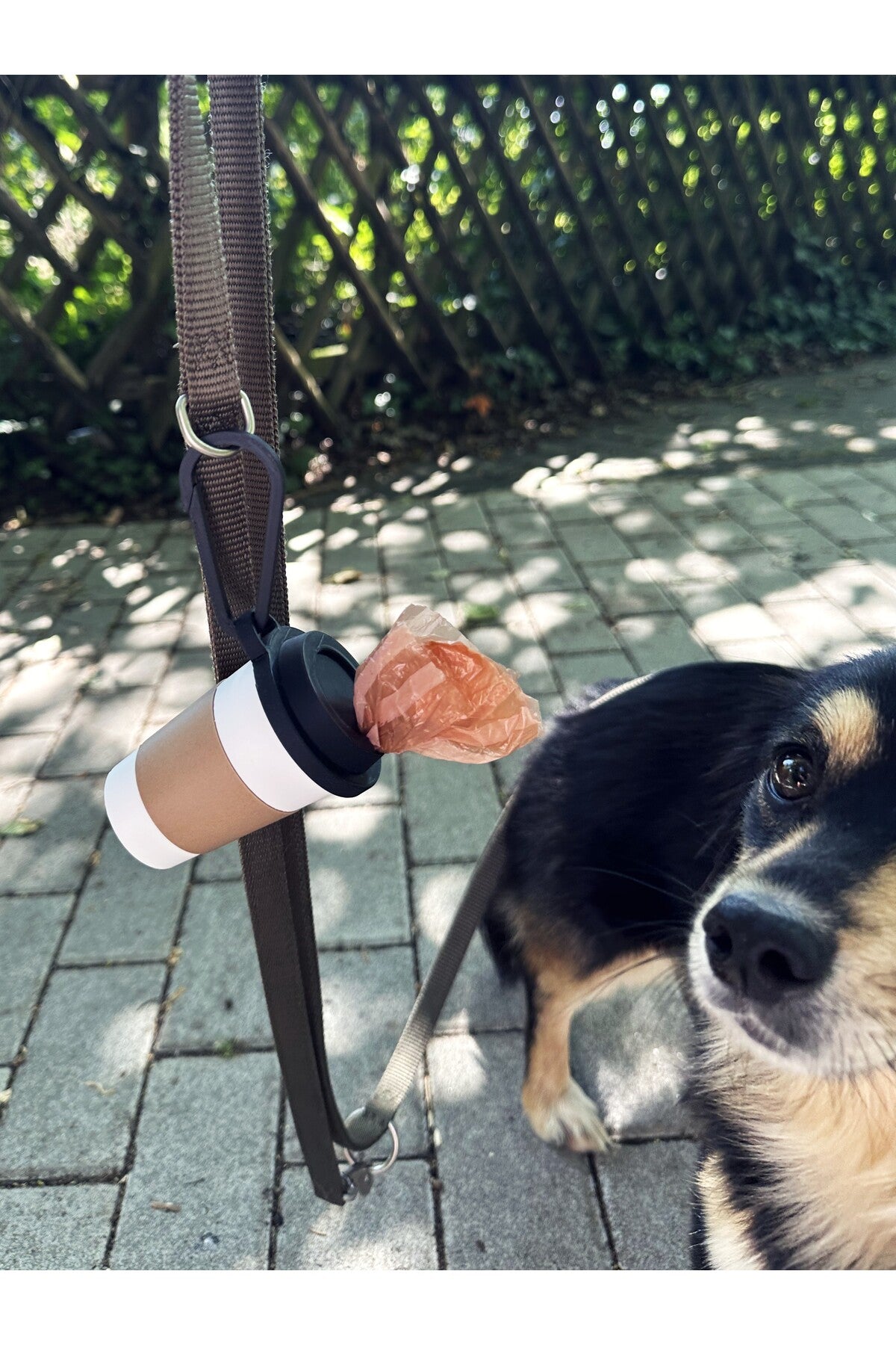 Kahve Bardağı Tasarımlı Köpek Kaka Dışkı Poşeti Tutucu Askı Aparatı ve Taşıma Kabı