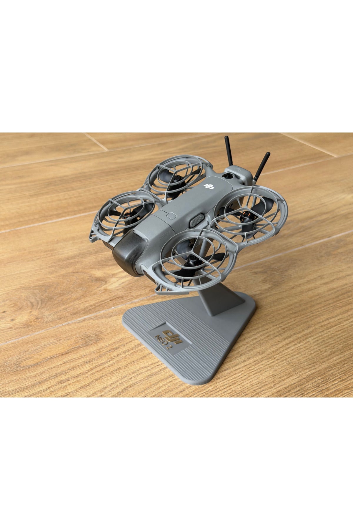 Neo 2 Uyumlu Masaüstü Stand ve Organizer - Dekoratif Drone Sergileme Yuvası
