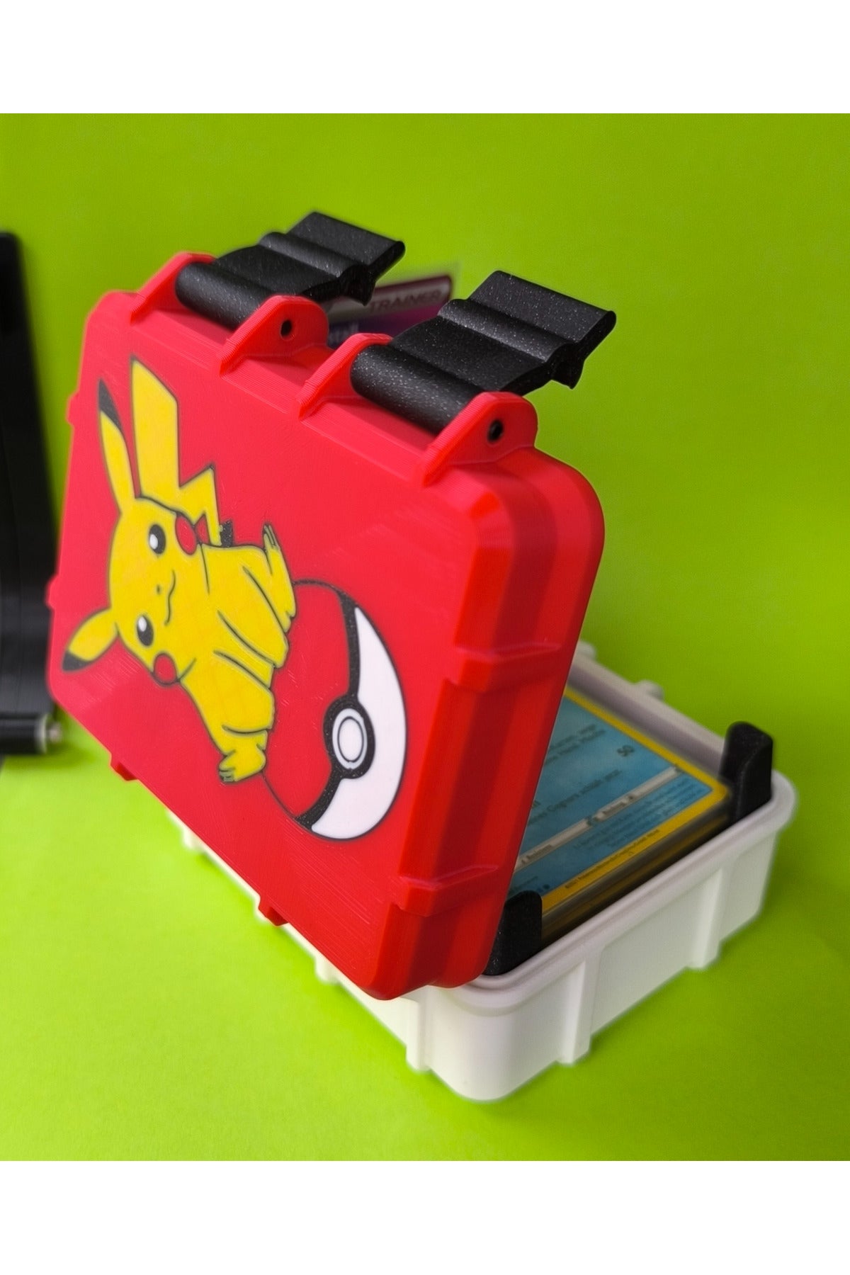 Pikachu Kabartmalı Zırhlı Pokemon Kart Kutusu - Koruyucu Kılıflı (Sleeve) Kartlara Uyumlu Kilitli Deck Box