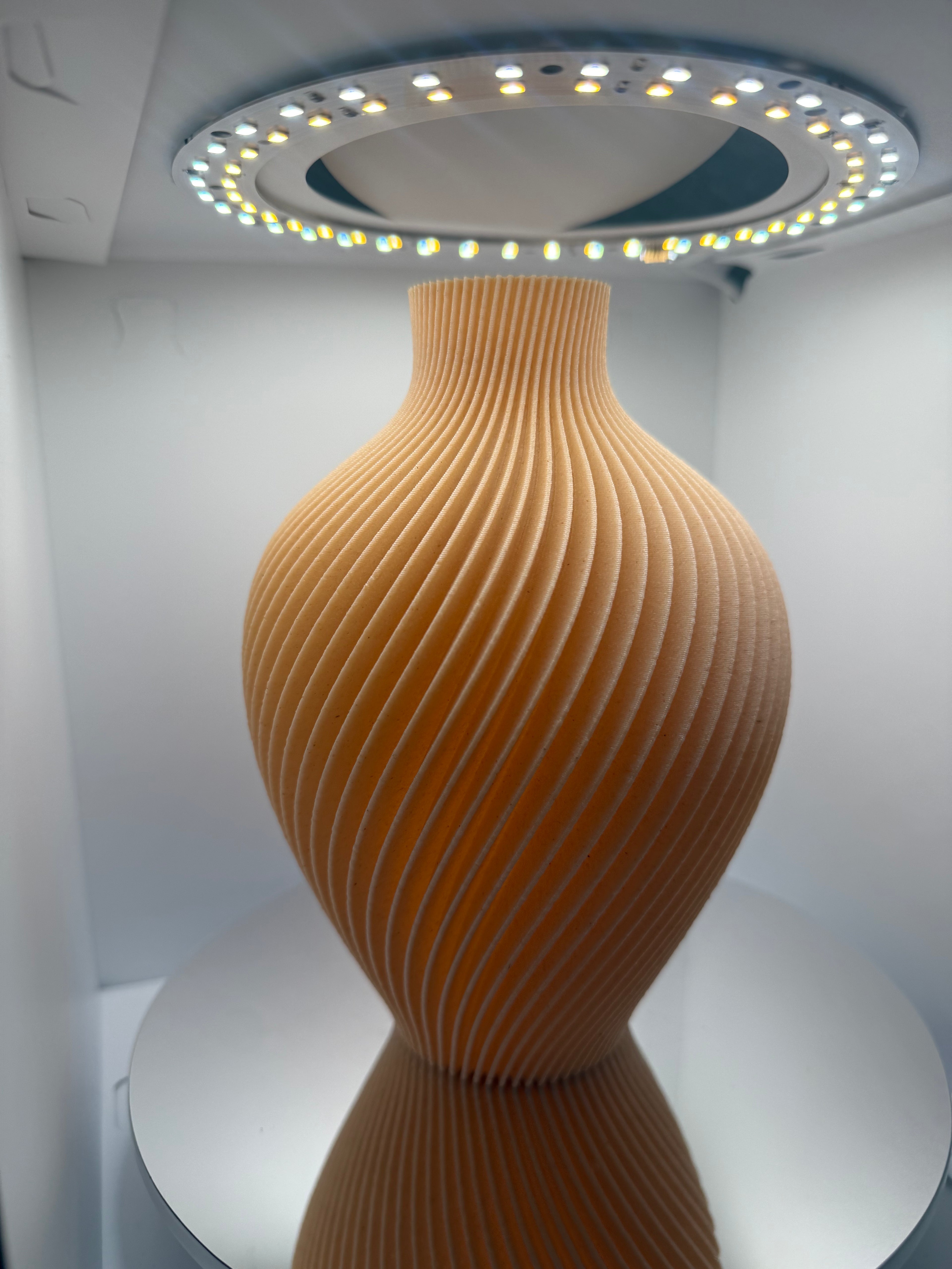 Modern Spiral Dokulu Tasarım Vazo - Dekoratif Sanat Objesi