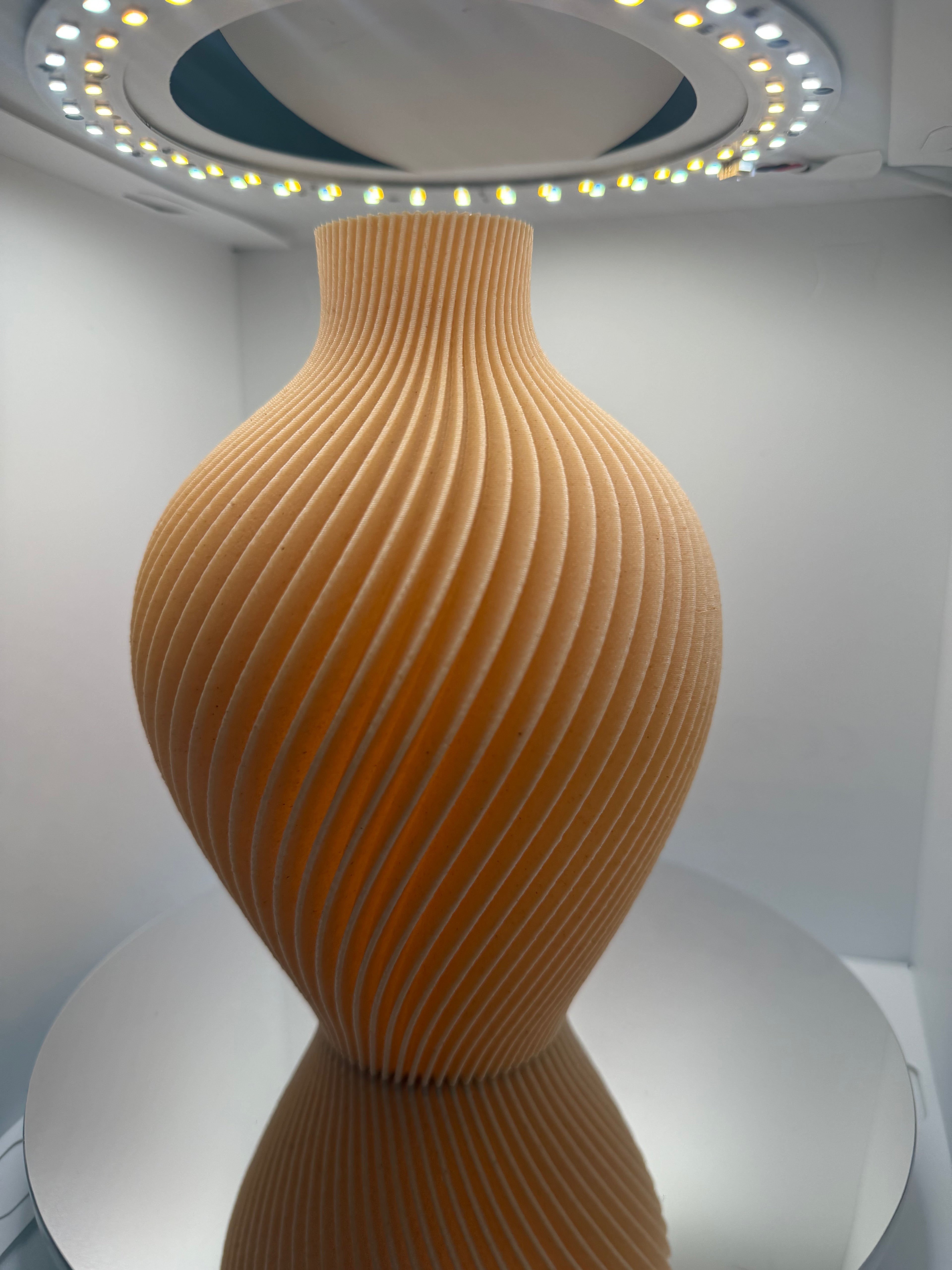 Modern Spiral Dokulu Tasarım Vazo - Dekoratif Sanat Objesi