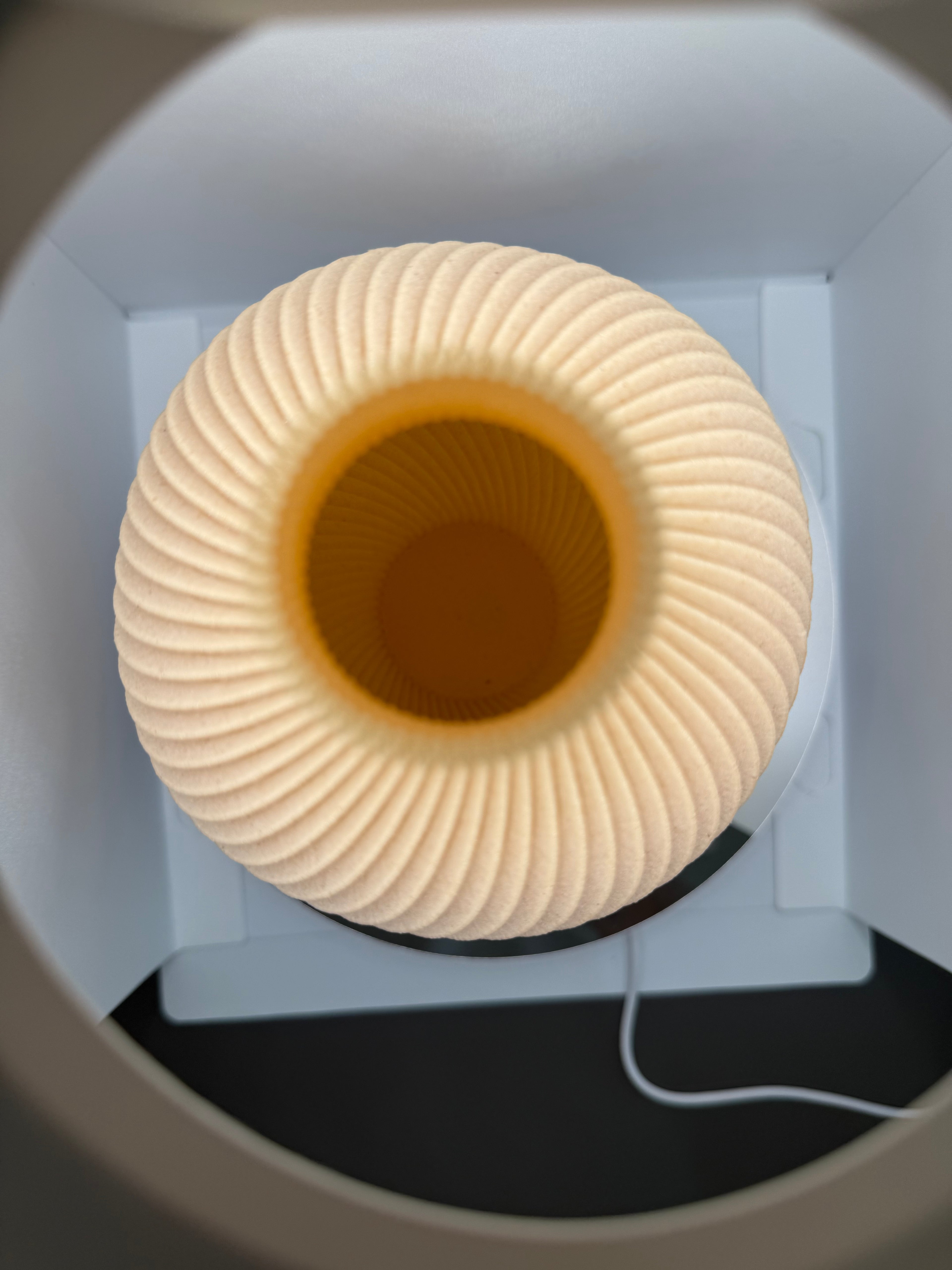 Modern Spiral Dokulu Tasarım Vazo - Dekoratif Sanat Objesi