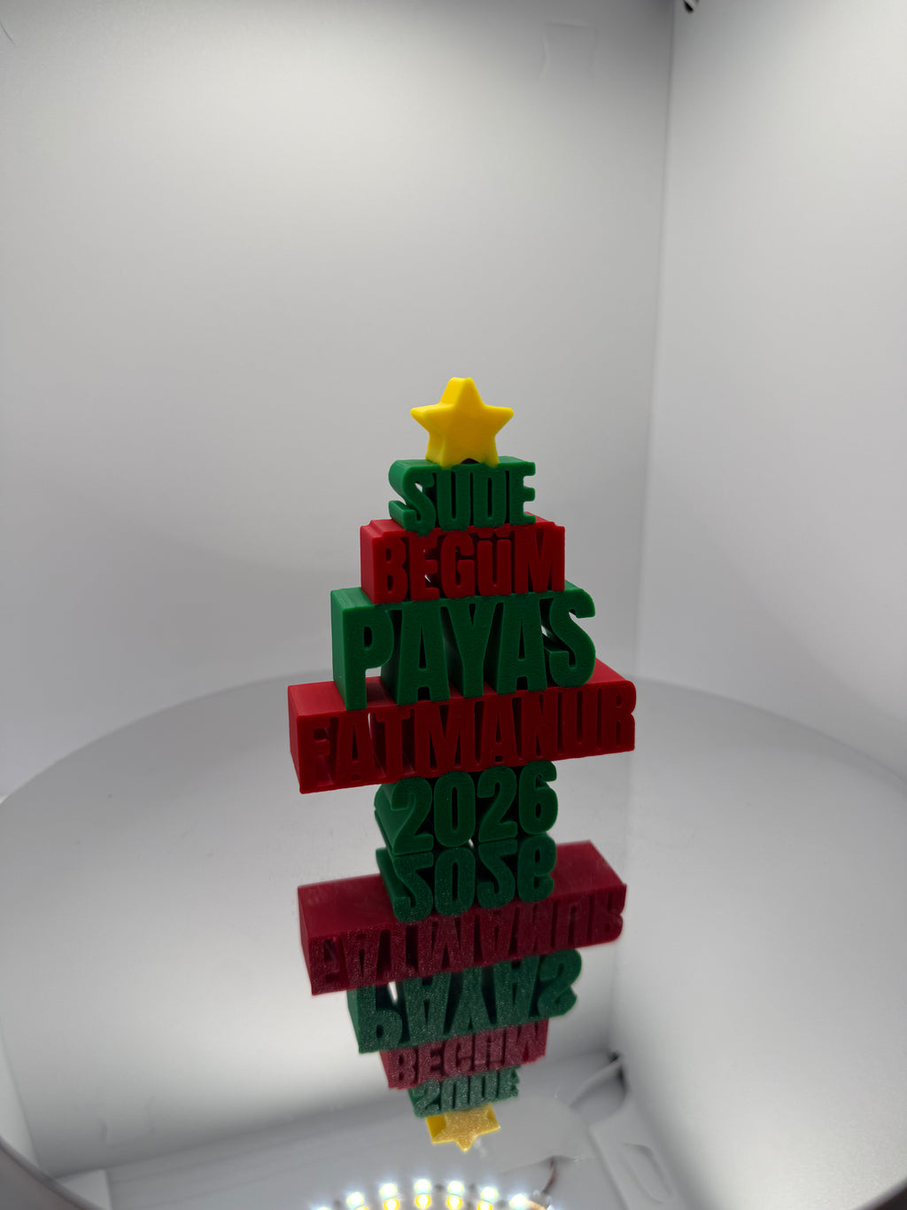 Kişiye Özel İsimli Yılbaşı Ağacı - 2026 Yeni Yıl Temalı Dekoratif Masa Süsü ve Hediye Biblo