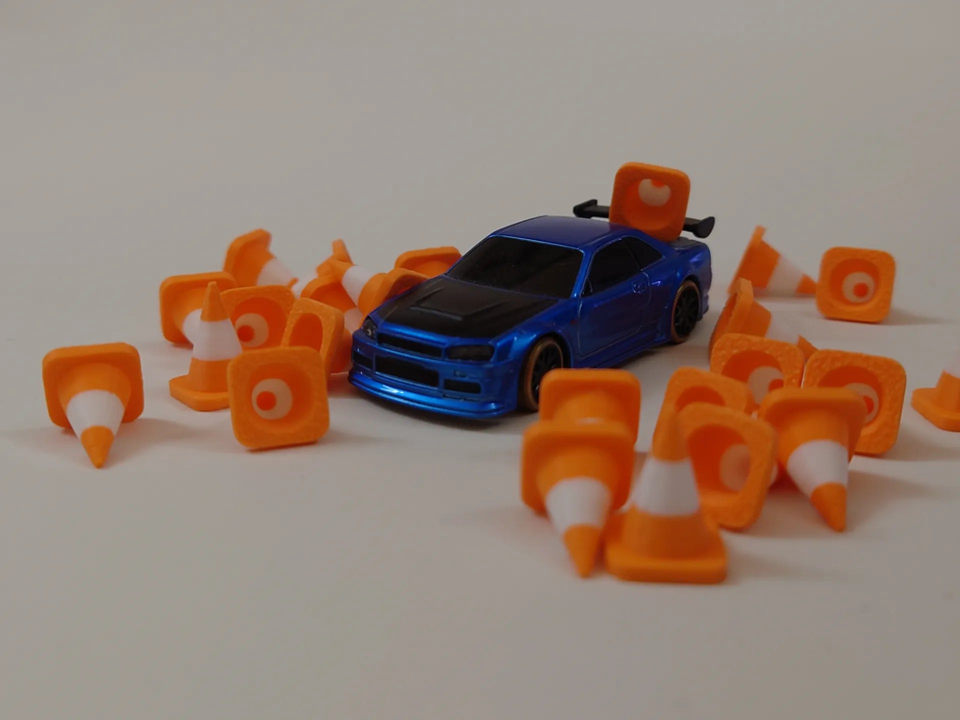 1/76 Ölçekli Mini Trafik Konisi Seti - 10 Adet (Hot Wheels & Diorama Aksesuarı)