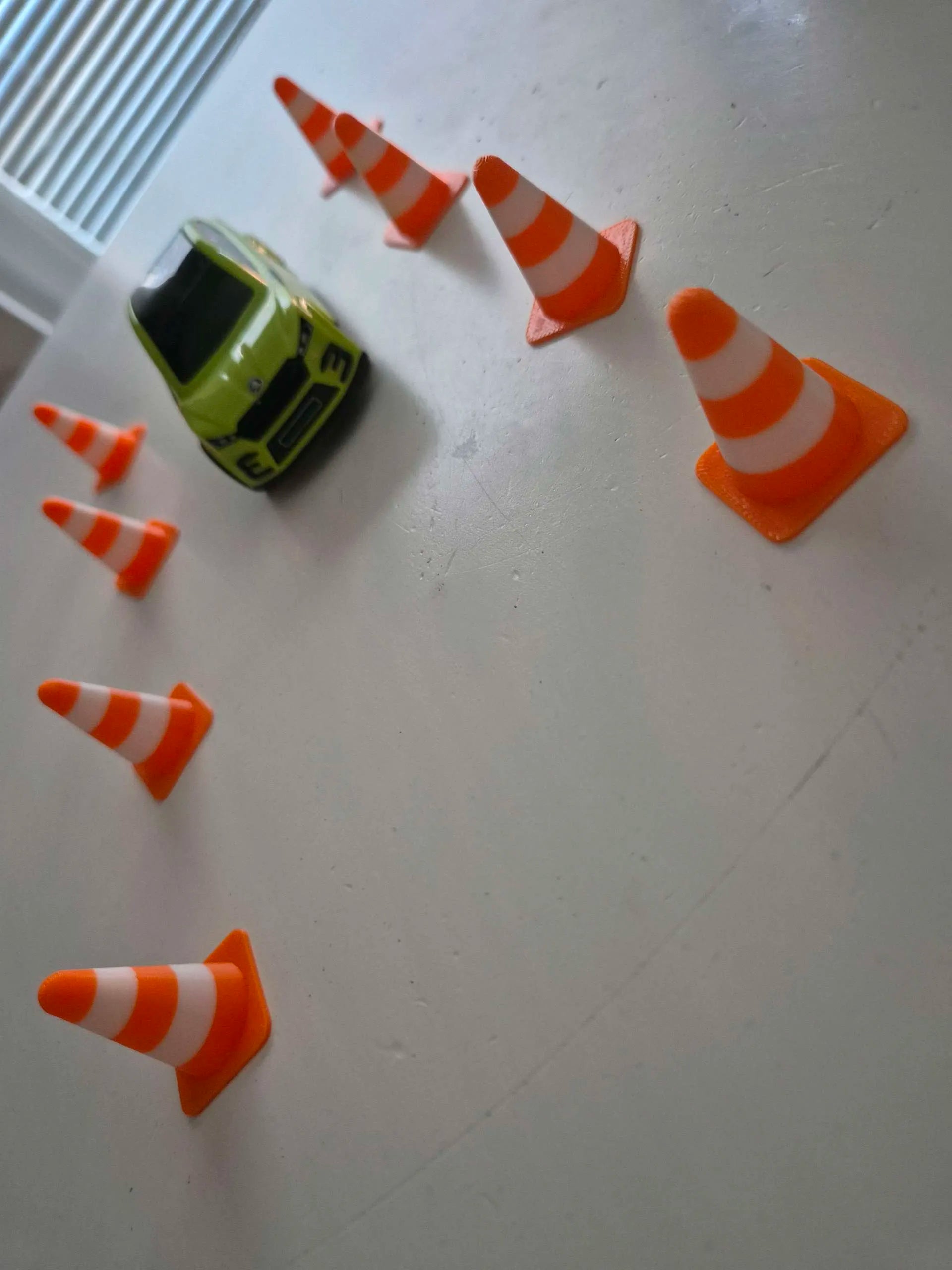 10 Adet Mini Trafik Konisi - 3 cm Ölçekli Hot Wheels ve Diorama Aksesuarı