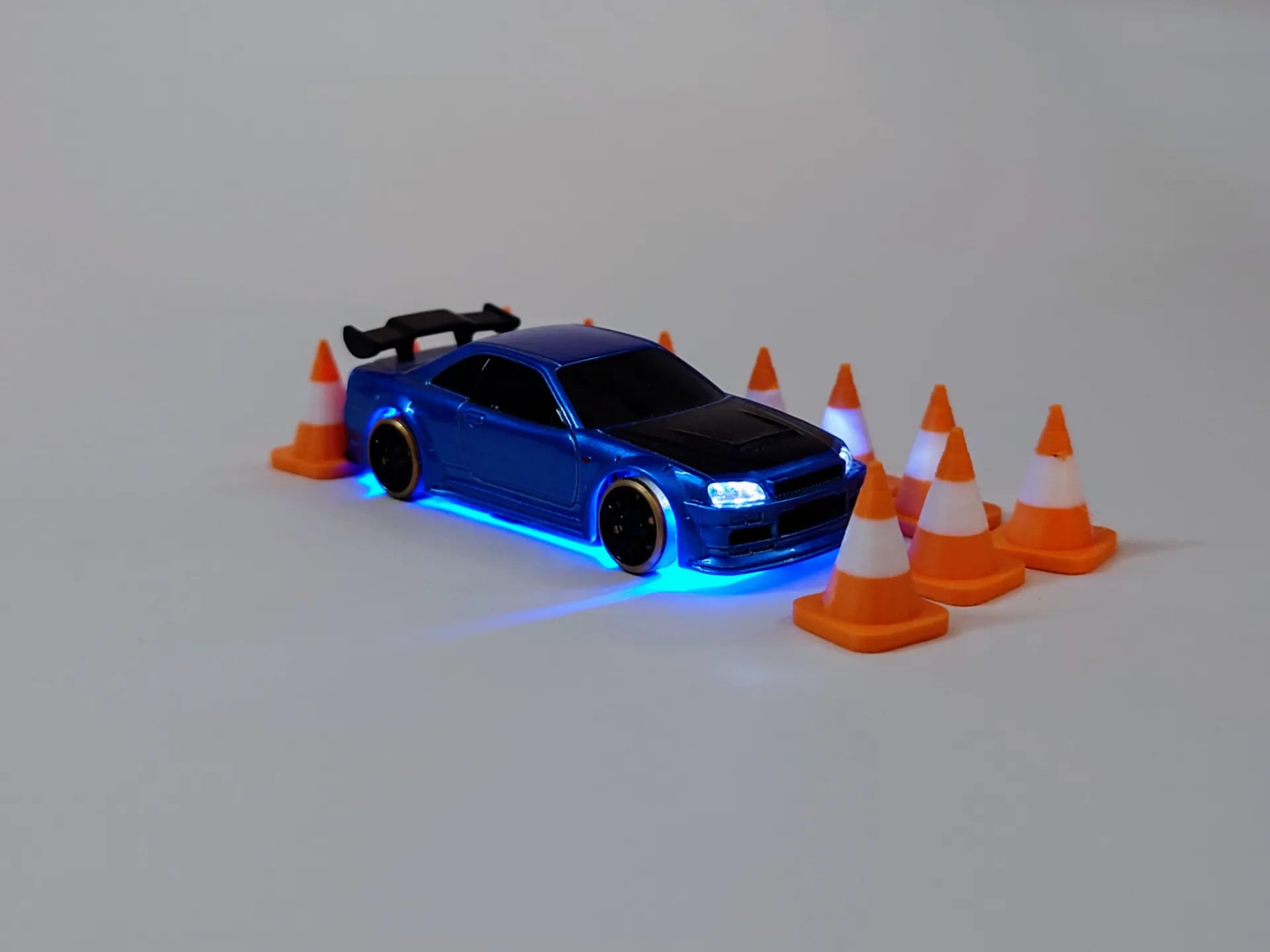 1/76 Ölçekli Mini Trafik Konisi Seti - 10 Adet (Hot Wheels & Diorama Aksesuarı)