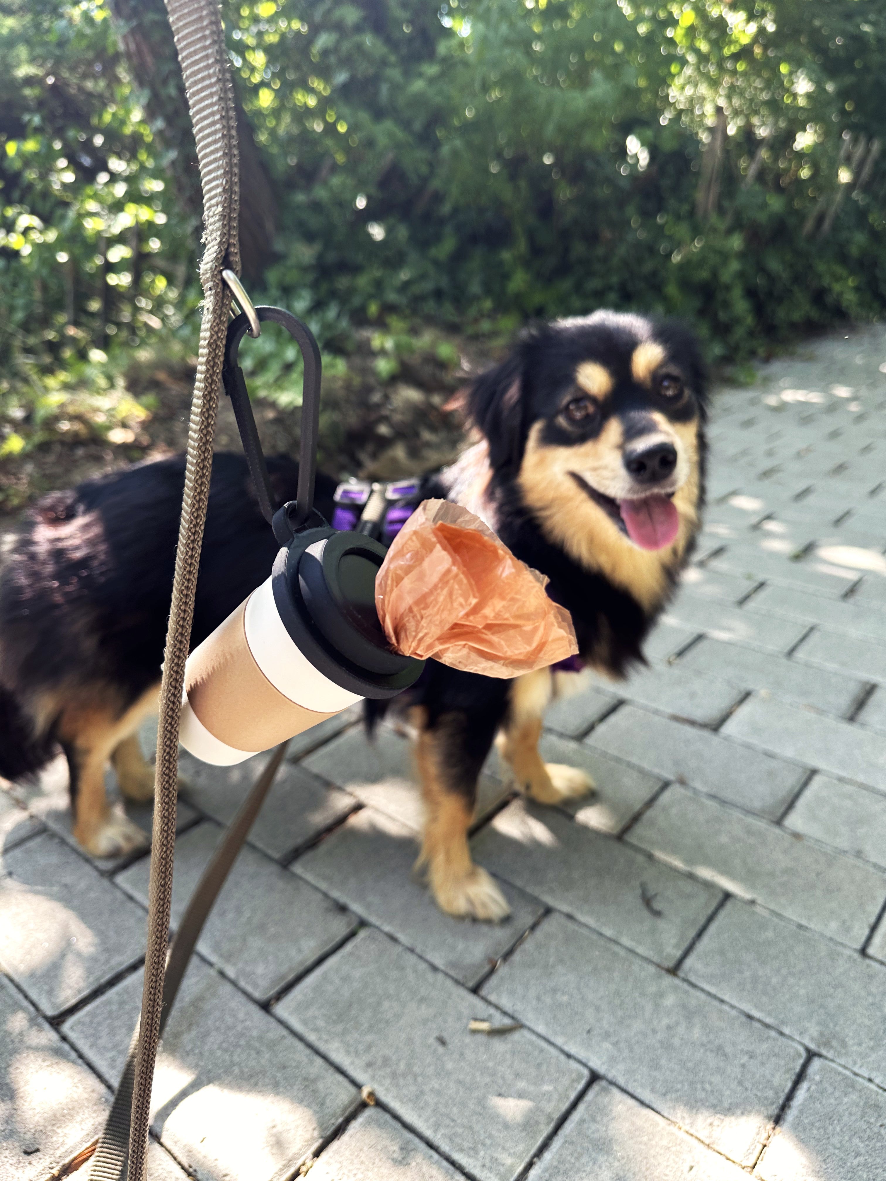 Kahve Bardağı Tasarımlı Köpek Kaka Dışkı Poşeti Tutucu Askı Aparatı ve Taşıma Kabı