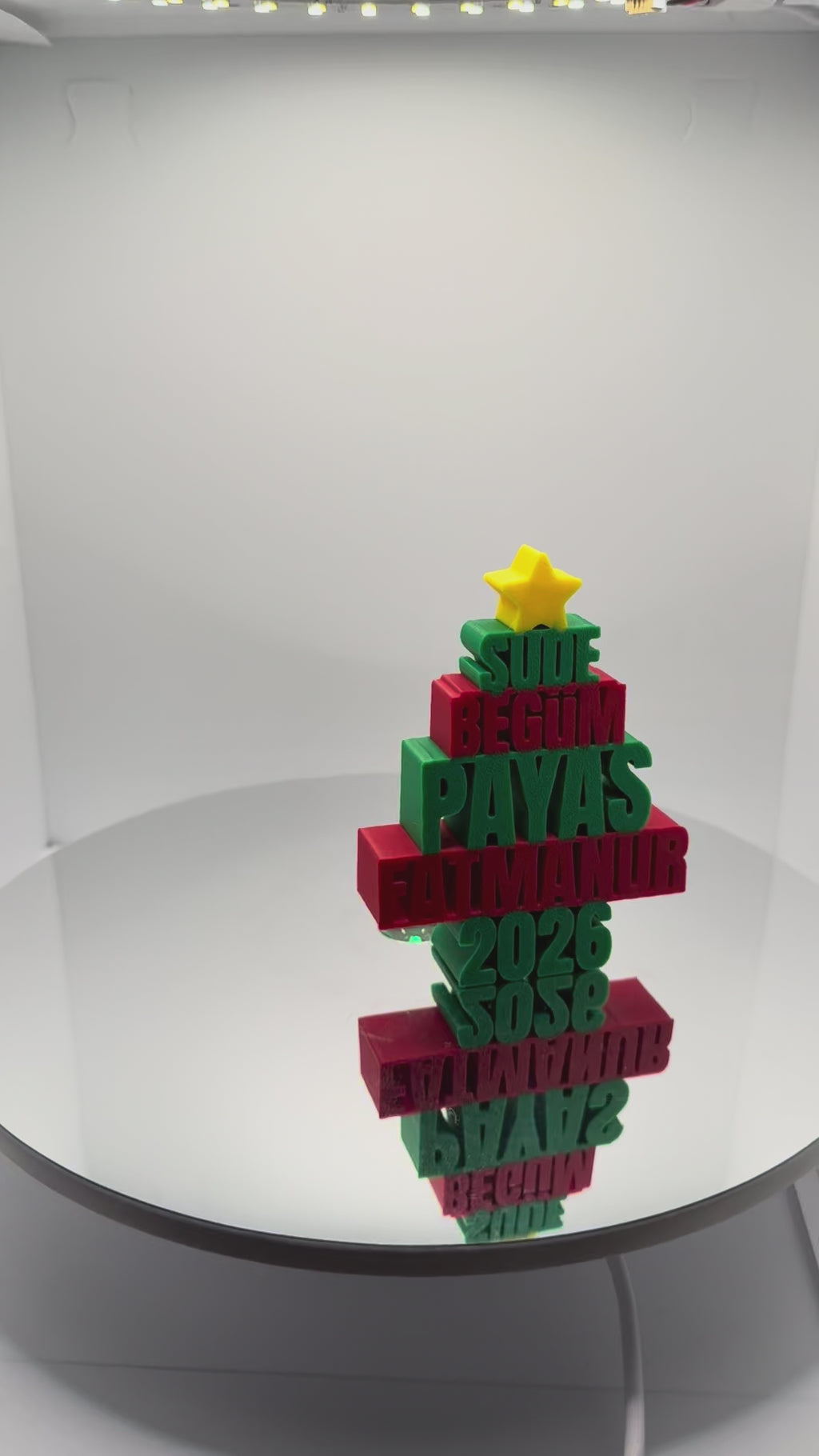 Kişiye Özel İsimli Yılbaşı Ağacı - 2026 Yeni Yıl Temalı Dekoratif Masa Süsü ve Hediye Biblo