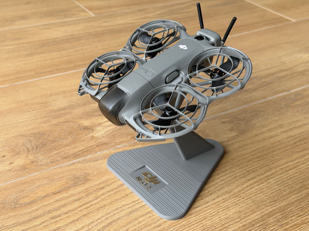 DJI NEO 2 Özel Tasarım Sergileme Standı - Drone Masaüstü Tutucu